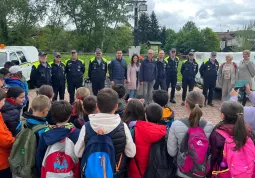 Gli alunni dell'IC Carducci insieme ai volontari della Protezione Civile e l'amministrazione comunale